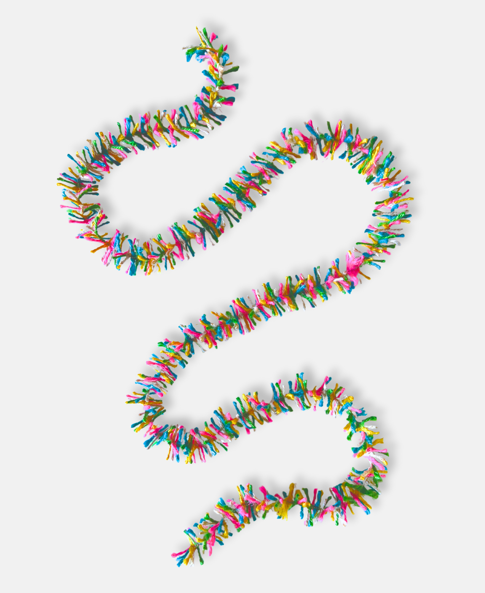 Neon Pop Strinsel jute string tinsel on a pale grey background